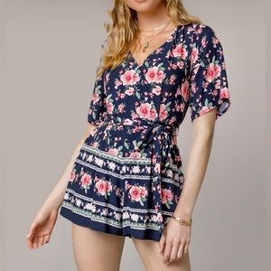 Francesca’s Trixxi Coral & Navy Blue Rose Floral Romper Size Medium